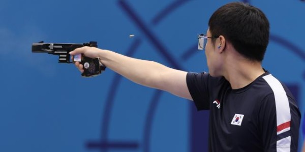 万博体育在线-【韩媒速递】何冰娇演绎美丽佳话 安洗莹不平则鸣